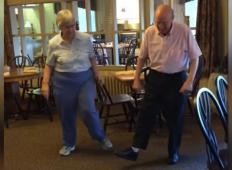 Starejši par plesal, kot da ju nihče ne vidi. To so čudoviti trenutki!