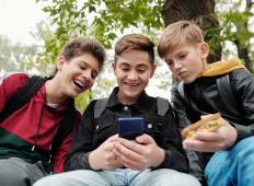 Strokovnjak za vzgojo otrok o mobilnih telefonih v šolah: Težava so starši, ne otroci!