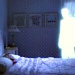 Prodajalka je pred trgovino brcnila ubogo mačko. Kmalu zatem je močno obžalovala svoje dejanje …