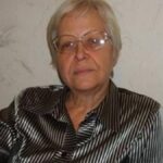 Tale mačka je bila vržena iz vozečega se avtomobila. Potem se oklene policista, ki jo je rešil …