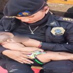 Tale mačka je bila vržena iz vozečega se avtomobila. Potem se oklene policista, ki jo je rešil …