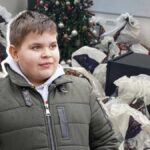 Naglušen in slep starejši pes pleše z novopečeno mamico