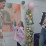 Bratje in sestre si nadenejo mamine stare puloverje. Nato zaplešejo nepozaben božični ples!