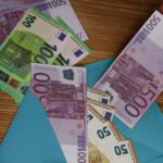 Fant, ki so se mu norčevali zaradi drugačne barve oči, je posvojil mačko z isto boleznijo