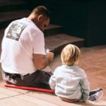 Domačin čisti sneg tako pred katoliško cerkvijo kot džamijo!