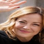 Zapuščen opičji mladič najde smisel: Ujet trenutek, ko začuti varnost in toplino!