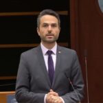 Starejši moški izdelal voziček za invalidnega psa. Ta lahko sedaj hodi na sprehode!